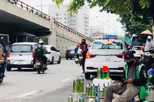 Hiểm họa cháy, nổ từ những điểm bán xăng lẻ trên vỉa hè Hà Nội