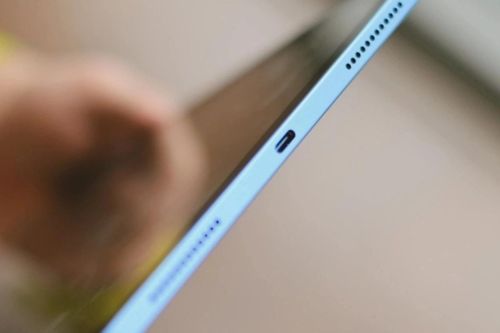 Cổng cắm phức tạp trên iPad mới