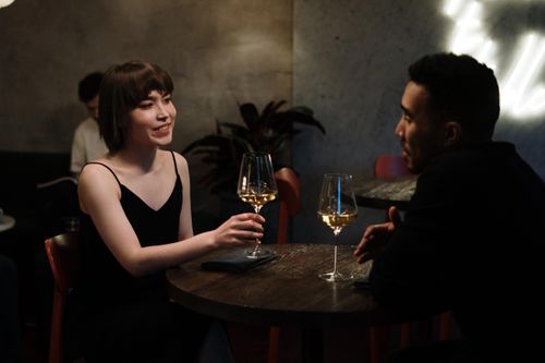 Cuộc hẹn tối không chỉ mặc váy hai dây, giày cao gót