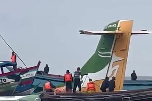 Gặp thời tiết xấu, máy bay chở khách lao xuống hồ ở Tanzania
