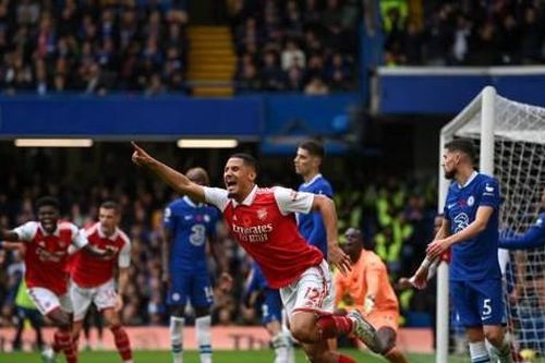 Đánh bại Chelsea ở derby London, Arsenal giành lại ngôi đầu từ tay Man City