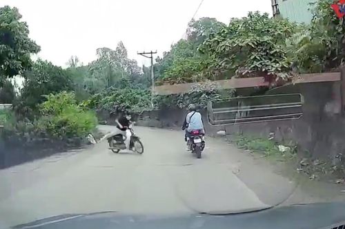 Nóng trên đường: Oan gia với kiểu đi xe máy 'bất cần đời'