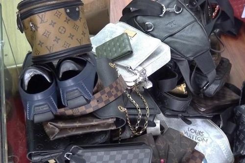 Truy quét 'vương quốc' hàng nhái Saigon Square: Các thương hiệu lớn như Chanel, Hermes,Gucci, Dior, Nike,...nói gì?
