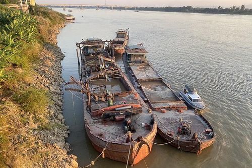 Liên tiếp bắt giữ các nhóm khai thác cát trái phép trên sông Hồng và sông Đà
