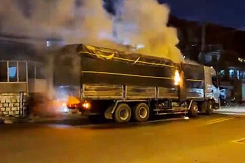 Xe tải chở phế liệu bất ngờ bị hỏa hoạn trên phố