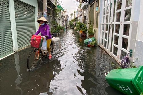 Cuộc sống đảo lộn nơi bị ngập nước cả tuần ở TP Thủ Đức