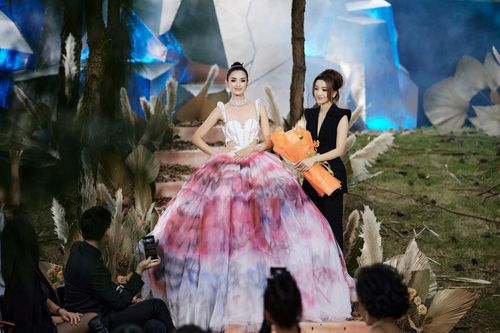 Hoa hậu siêu quốc gia 2013 mặc váy 20kg của NTK Vân Anh Scarlet, catwalk giữa rừng thông