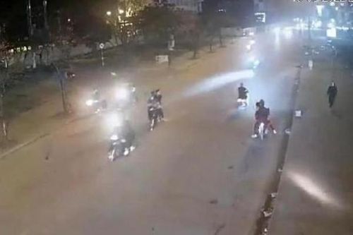 Không gặp đối thủ, nhóm côn đồ hành hung người đi đường