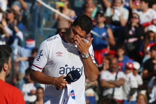 Suarez bật khóc khi chia tay đội bóng thời trẻ