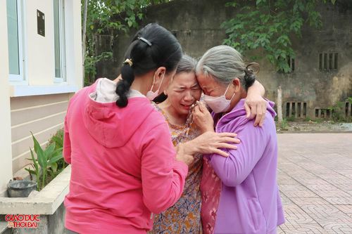 Người phụ nữ khóc ngất khi được đoàn tụ gia đình sau 19 năm mất tích