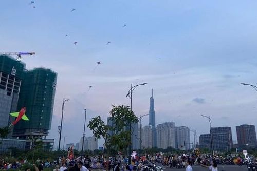 Sau vụ bị dây diều cứa cổ khi đang lái xe máy, bãi diều ở TPHCM vẫn tấp nập