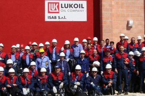 Chính phủ Ý xem xét việc mua bán nhà máy lọc dầu Nga