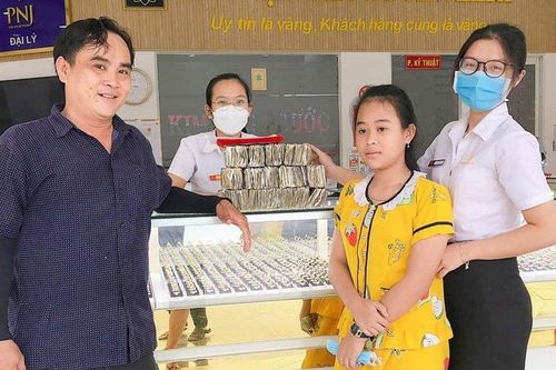 Xúc động câu chuyện bé gái mang gần 7kg tiền lẻ mua vàng tặng ba