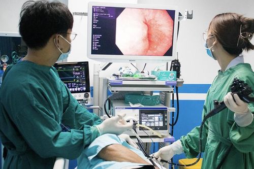 Người phụ nữ nuốt hàm răng giả khi ăn