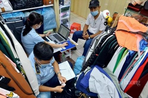 Ngày thứ 6 truy quét hàng nhái tại Saigon Square: Phát hiện hàng trăm sản phẩm giả thương hiệu Tommy, Calvin Klein