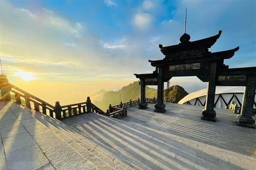 Nhiệt độ xuống thấp, đỉnh Fansipan xuất hiện băng giá