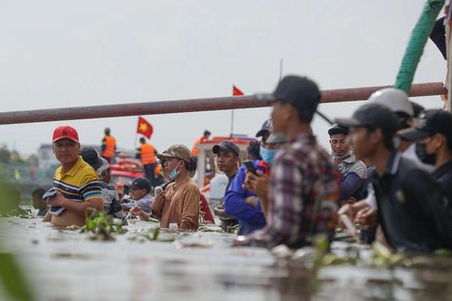 Lội sông, leo cây xem đua ghe ngo lớn nhất miền Tây