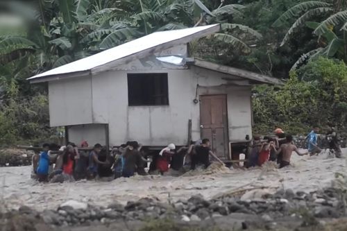 Hơn 40 người khiêng nhà tránh lũ ở Philippines