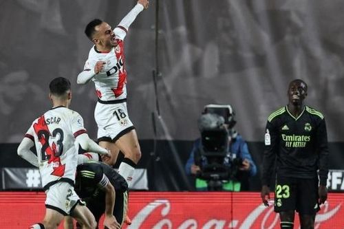Đương kim vô địch Real Madrid gặp 'địa chấn' ở sân khách, Barca lên ngôi đầu bảng La Liga