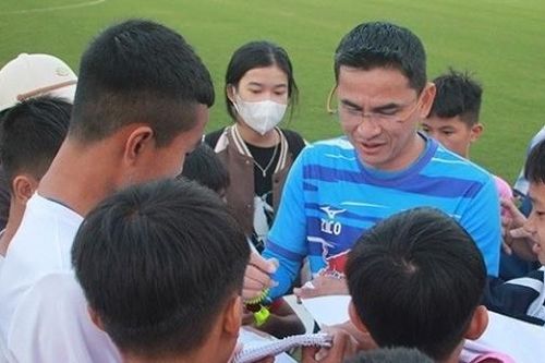 V-League 2022: Cổ động viên Hà Tĩnh vây quanh xin chữ ký HLV Kiatisuk