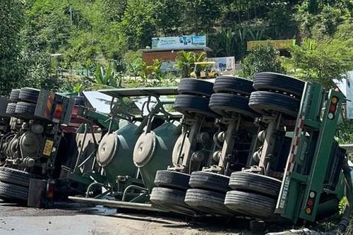 Xe trộn bê tông lật nghiêng trên Quốc lộ 27C, giao thông ùn tắc nhiều giờ