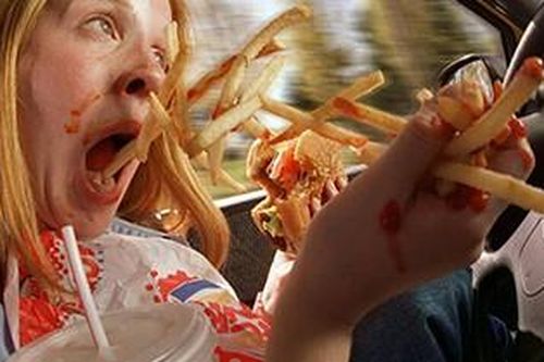 Vừa ăn vừa lái xe, du khách đối mặt án phạt 'cháy túi'