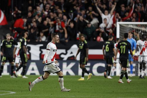 Thua sốc Rayo Vallecano, Real Madrid mất ngôi đầu vào tay Barcelona