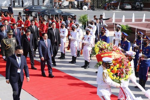 Thủ tướng Phạm Minh Chính đặt vòng hoa tại Đài Độc lập ở Phnom Penh
