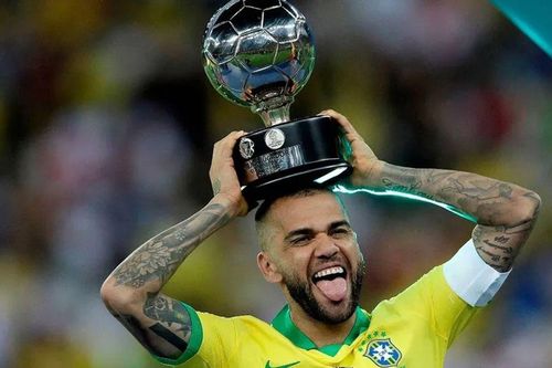 Dani Alves đi vào lịch sử bóng đá Brazil