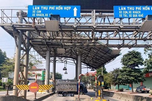 Xe tải lao vào trạm BOT bỏ hoang khiến 3 người bị thương