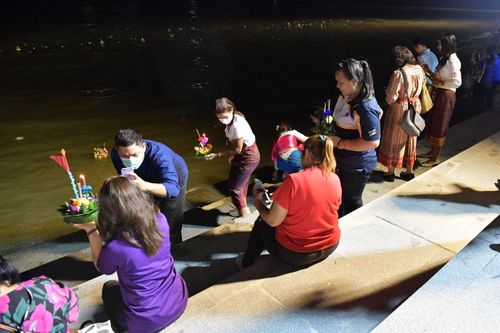 Lung linh lễ hội thả đèn hoa đăng Loy Krathong ở Thái Lan