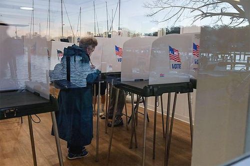 Hầu hết các điểm bỏ phiếu đóng cửa, đảng của ông Trump đang tạm dẫn trước