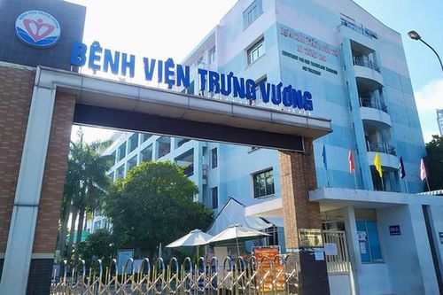 Bác sĩ TP.HCM: 'Nhân viên y tế không chết nhưng người bệnh lãnh đủ'