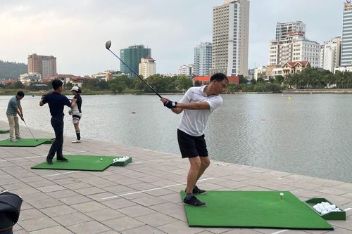 Vỉa hè, hồ điều hòa ở Hạ Long thành sân golf tự phát