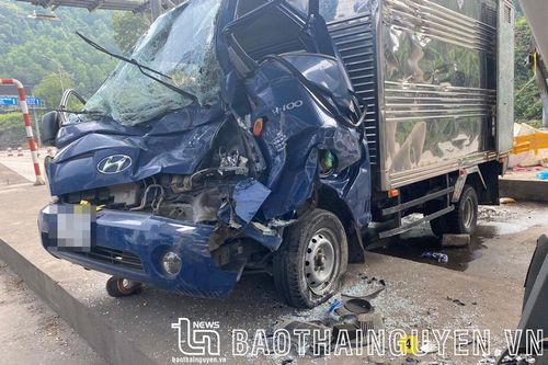 Xe tải lao vào Trạm BOT Sơn Cẩm, 3 người bị thương