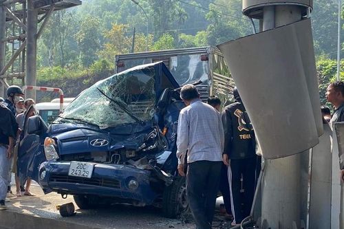 Thái Nguyên: Xe tải lao vào trạm thu phí bỏ hoang rồi lật ngang, 3 người bị thương