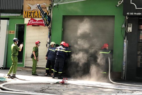 Cảnh sát phá cửa chữa cháy căn nhà ở trung tâm TP.HCM