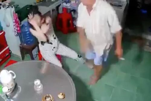 Thiếu nữ 17 tuổi bị cha đánh đập