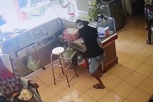 Người đàn ông lẻn vào tiệm vàng, lấy nhiều nữ trang