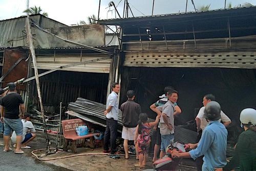 Thăm hỏi, hỗ trợ các hộ dân có nhà cháy tại Cà Mau