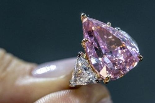 Viên kim cương hồng hiếm gặp hình quả lê được mua với giá gần 30 triệu USD