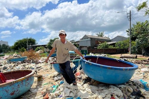 Bờ biển Quảng Ngãi ngập rác thải gây ô nhiễm