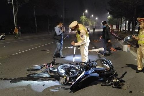 Hà Nội: Hai xe máy va chạm trong đêm, 4 người thương vong
