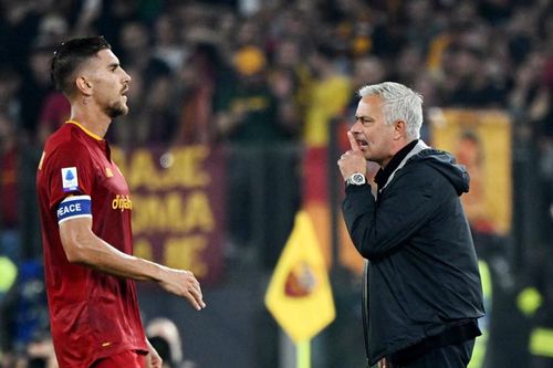 HLV Mourinho nổi 'điên' đòi đuổi một 'cầu thủ phản bội' sau trận hòa của Roma