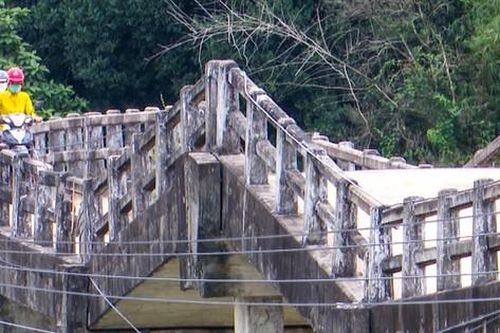 'Nín thở' đi qua từng nhịp trên cây cầu cũ nát ở Bình Định