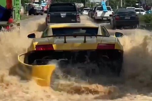Siêu xe Lamborghini 'hăm hở' lội nước bị sóng đánh tụt cản sau