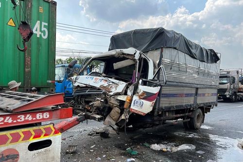 Xe tải bể nát sau cú húc đuôi xe ben, tài xế nhập viện