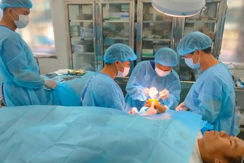 Bệnh xá đảo Song Tử Tây cấp cứu ngư dân bị tai nạn lao động trên biển