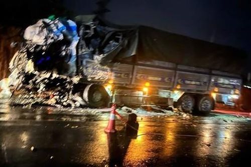 Xe tải tông trực diện xe khách, 15 người thương vong