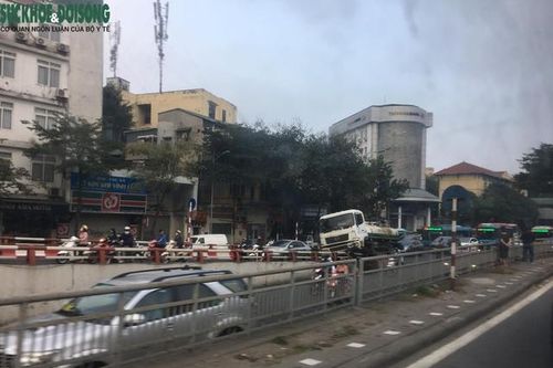 Xe môi trường tông biến dạng dải phân cách cứng tại đường Trần Nhật Duật